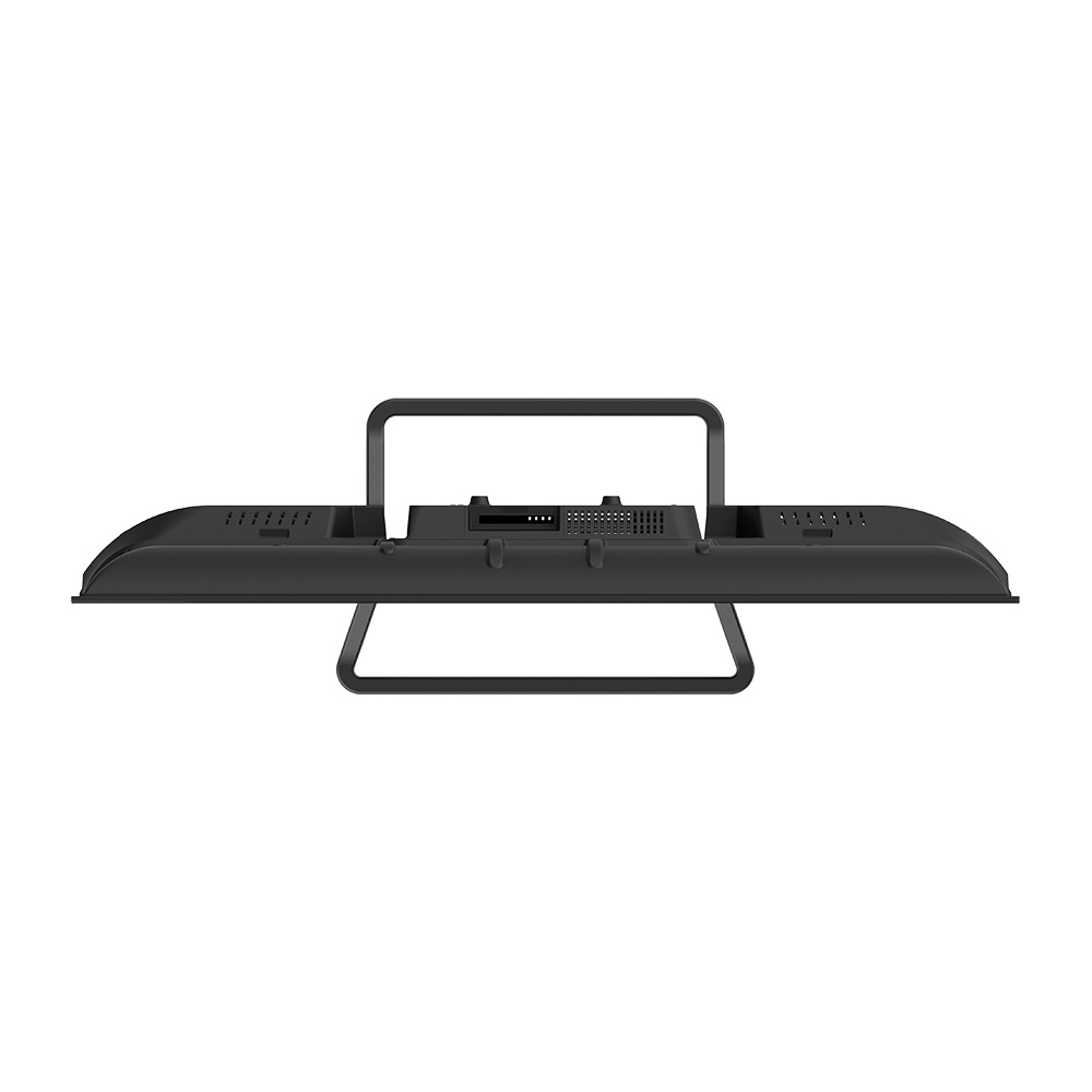 Primer plano de la parte trasera de un televisor negro. Tiene un asa y un soporte. Se ven rejillas de ventilación y puertos de conexión.