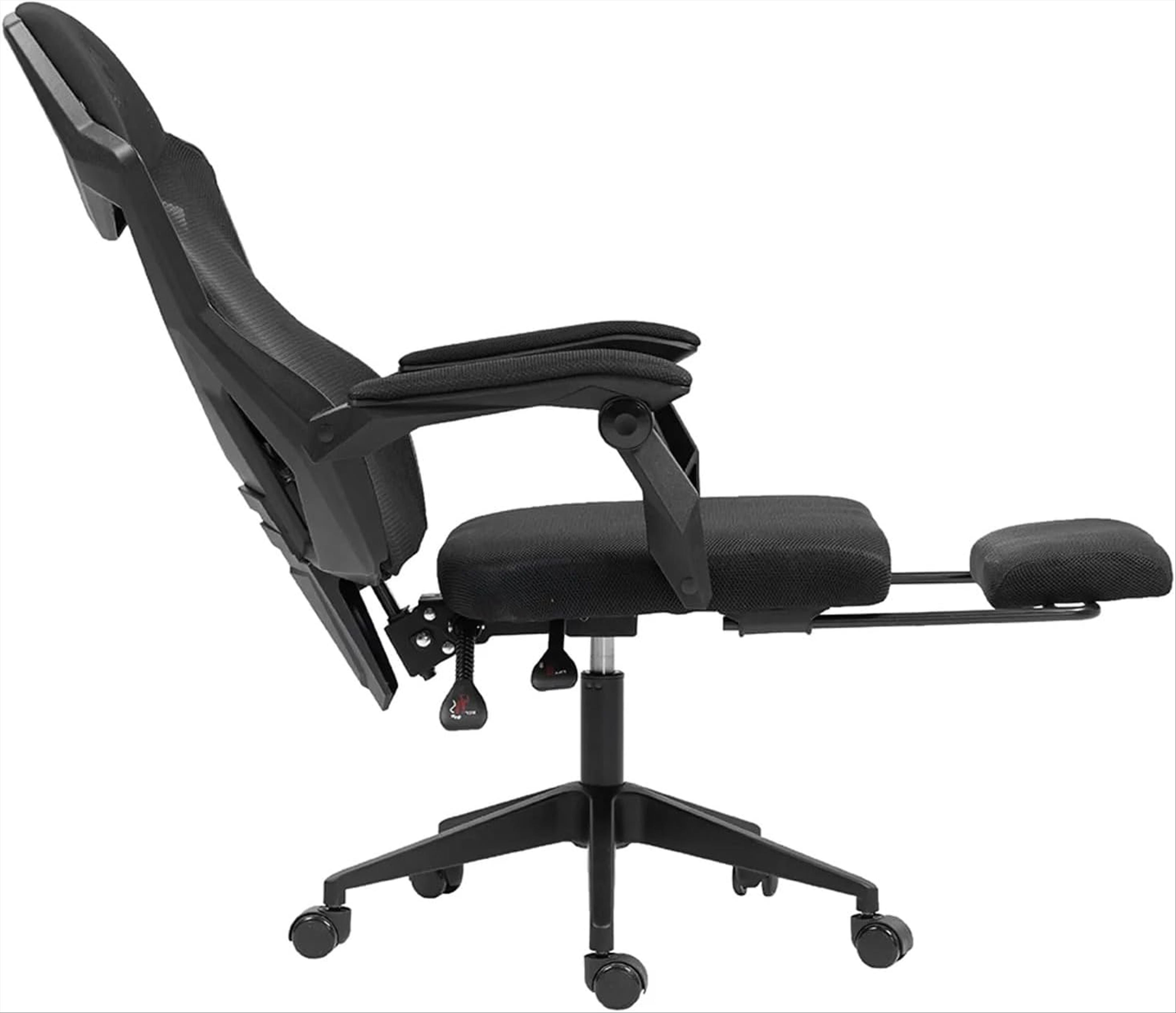 Silla gaming negra con reposacabezas, reposabrazos, asiento, reposapiés y ruedas, sobre fondo blanco.