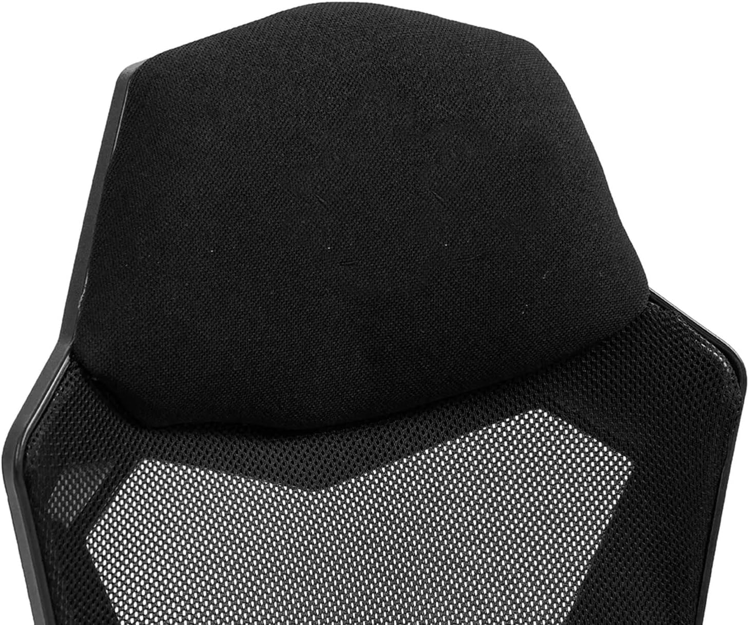 Primer plano de un respaldo de silla de oficina de malla negra. El reposacabezas está acolchado y cubierto de tela. El respaldo tiene malla.