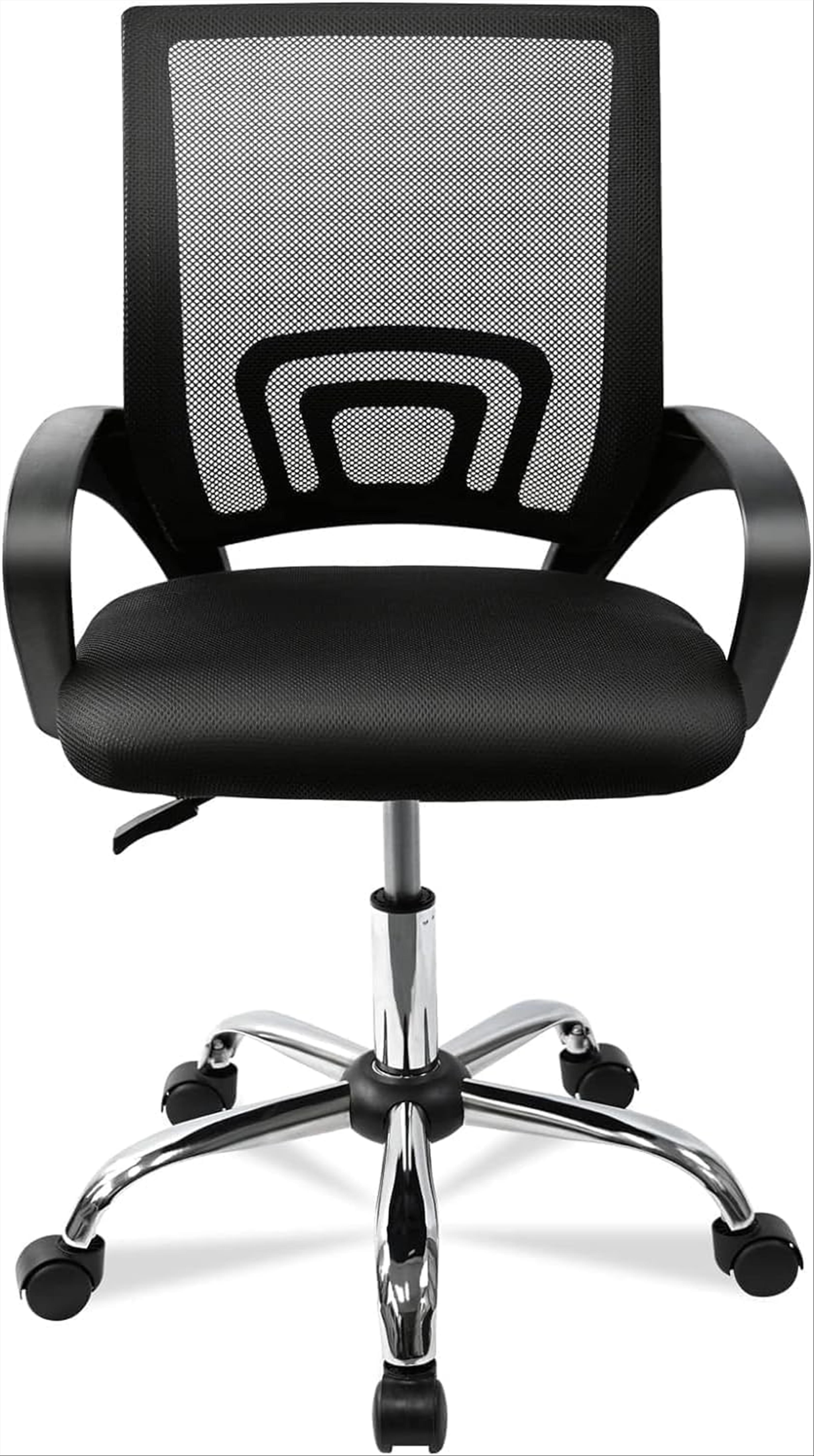 Silla de oficina negra con respaldo de malla. Tiene reposabrazos, asiento acolchado y base cromada con ruedas. La silla está centrada.