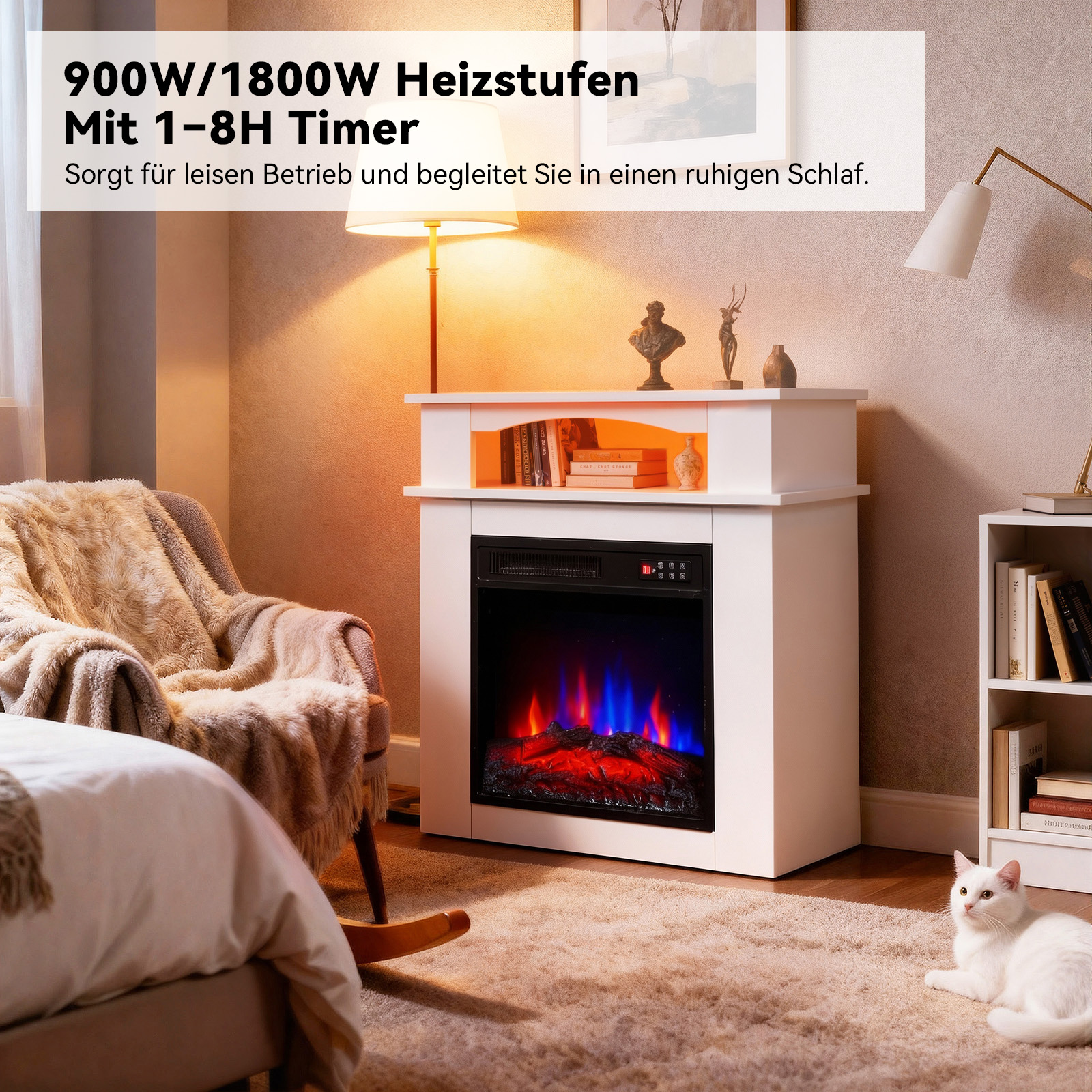 Ein weißer Kamin mit künstlichen Flammen. Eine Katze sitzt in der Nähe. Ein Stuhl mit Decke. Ein Bett im Vordergrund.