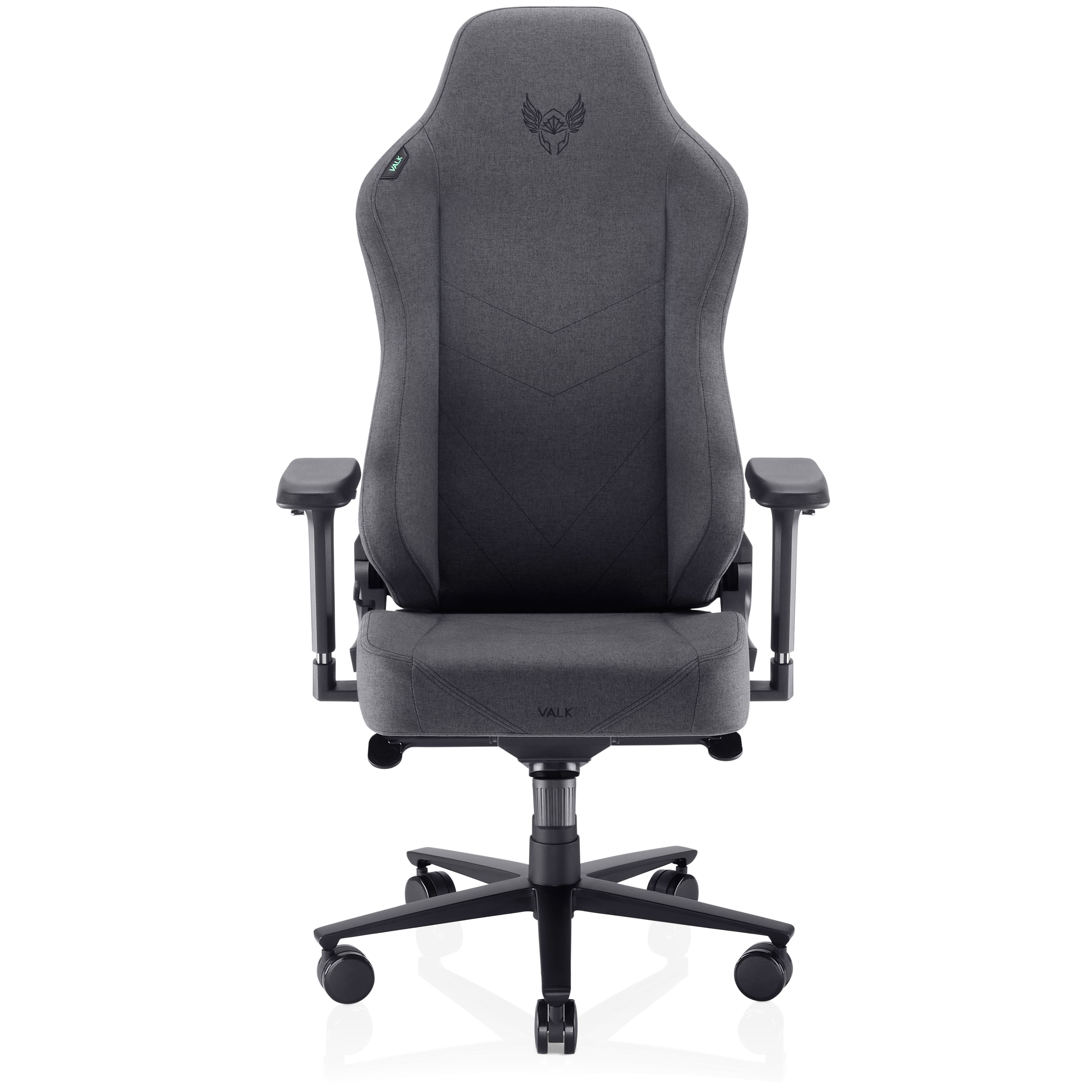 Una silla gaming gris con reposacabezas, reposabrazos y base de cinco estrellas. El respaldo tiene un logo. La silla está sobre fondo blanco.