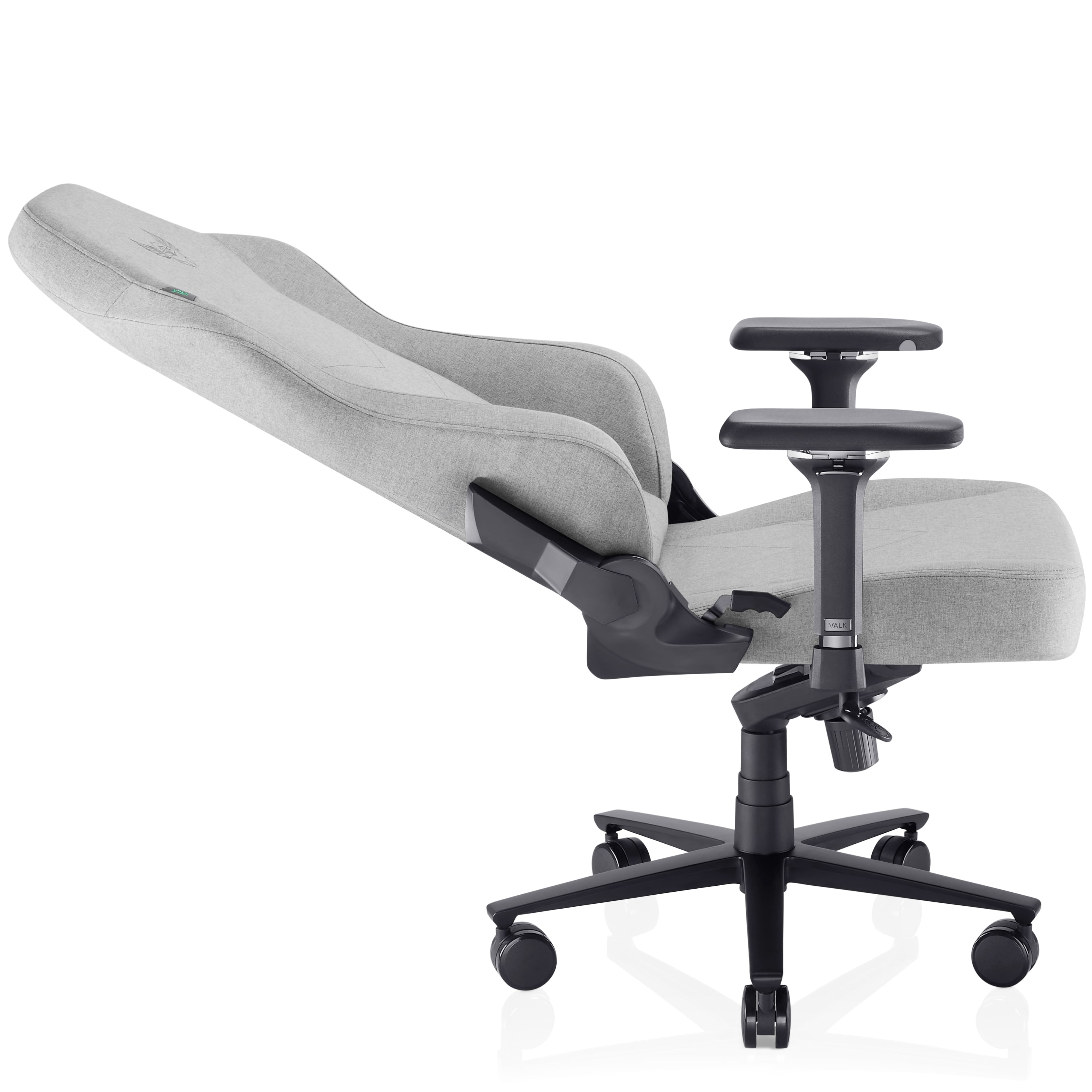 Una silla de oficina ergonómica gris con reposabrazos y base negros, sobre fondo blanco.