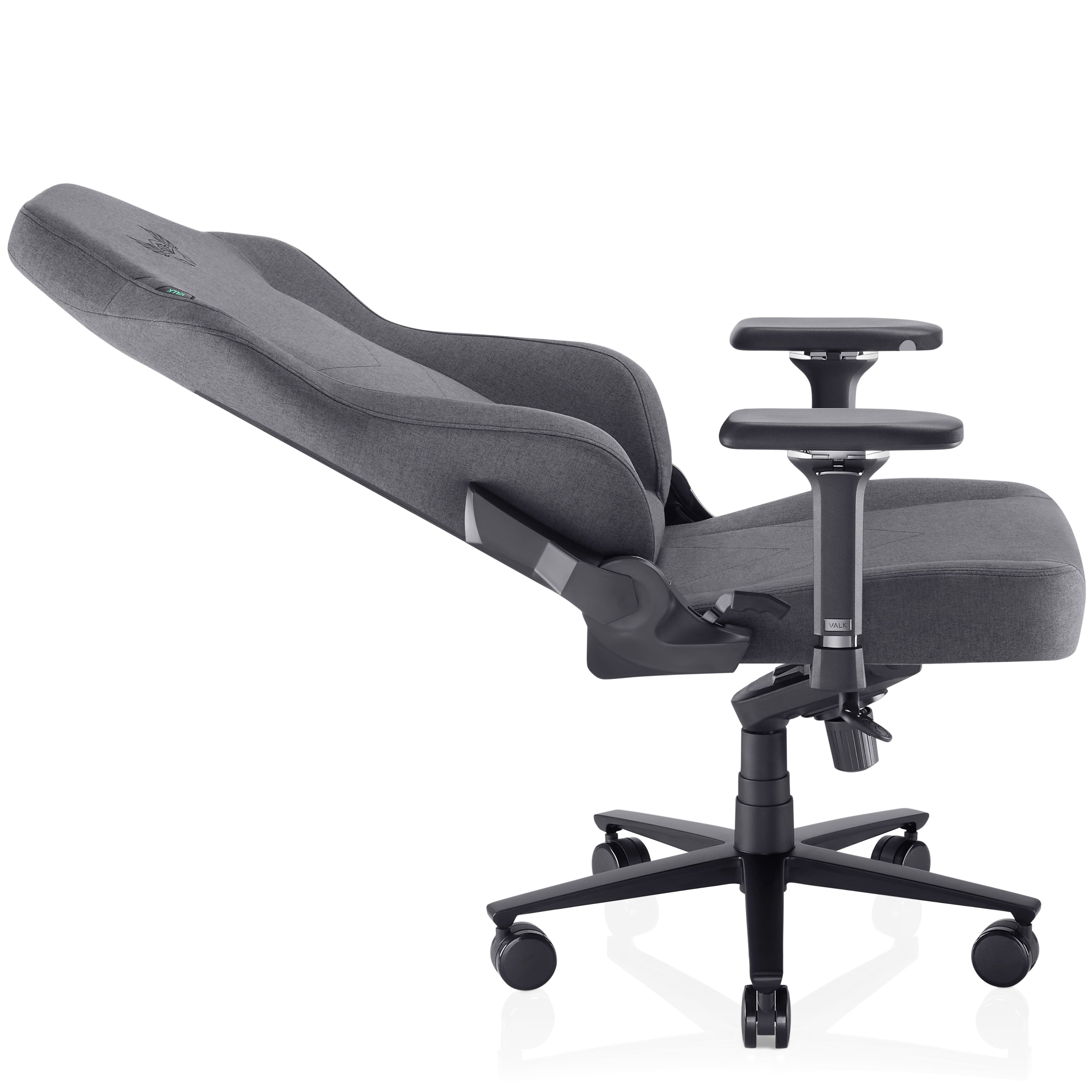 Una silla de juego ergonómica gris sobre fondo blanco. Tiene reposabrazos ajustables y base de cinco ruedas.