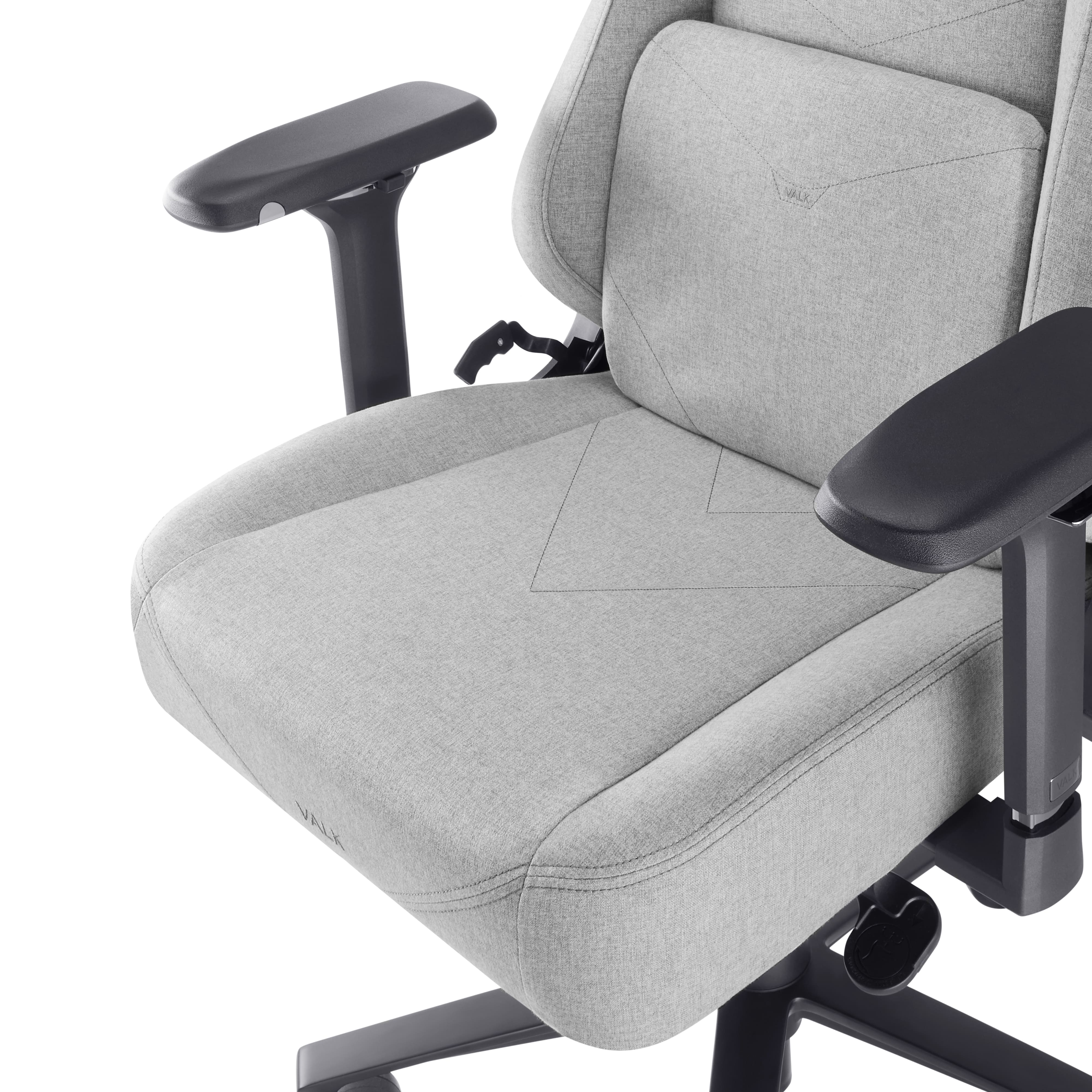 Se muestra una silla de oficina gris con reposabrazos y base negros sobre fondo blanco.