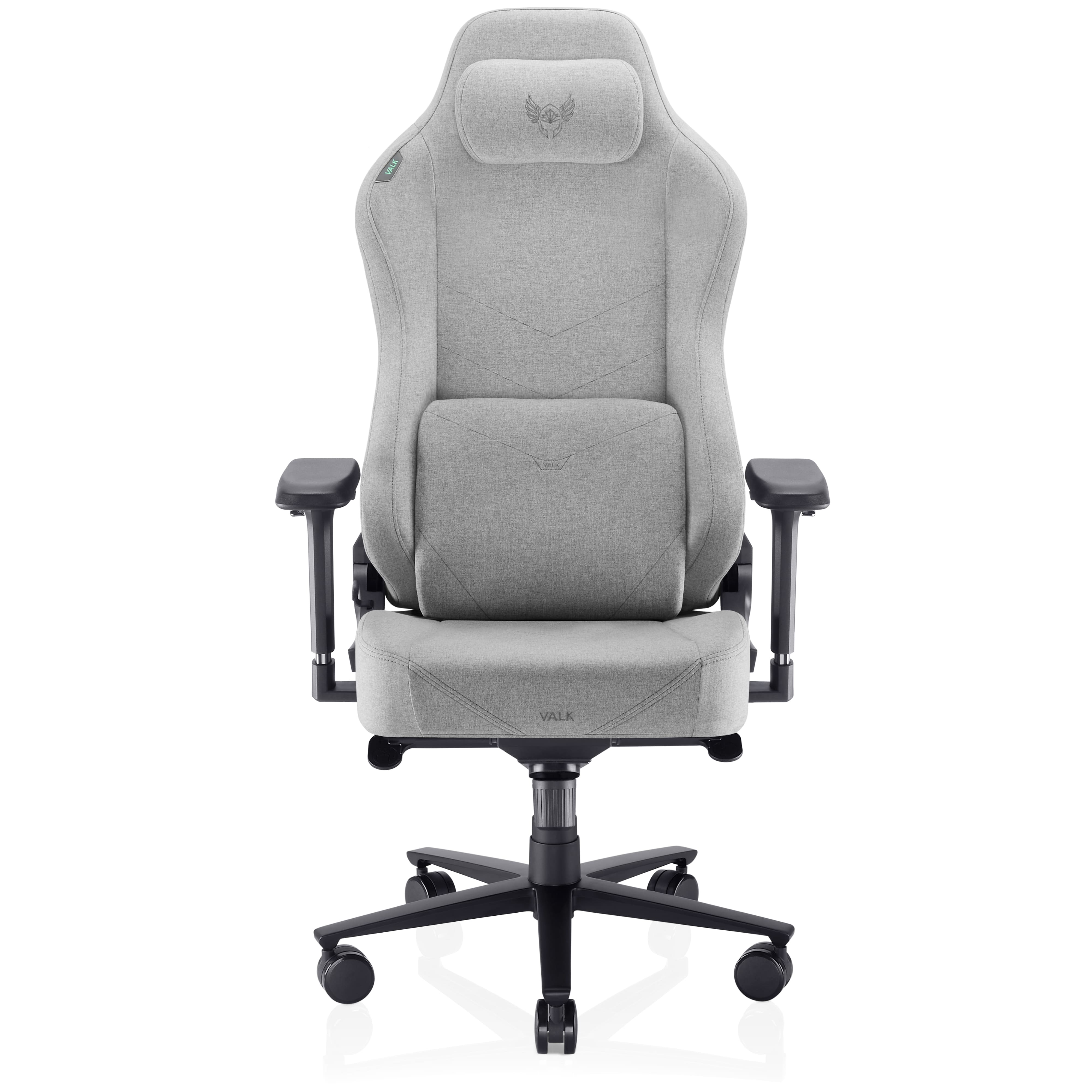 Una silla de juego gris con reposabrazos y base negros. La silla tiene reposacabezas y respaldo, y está sobre ruedas.