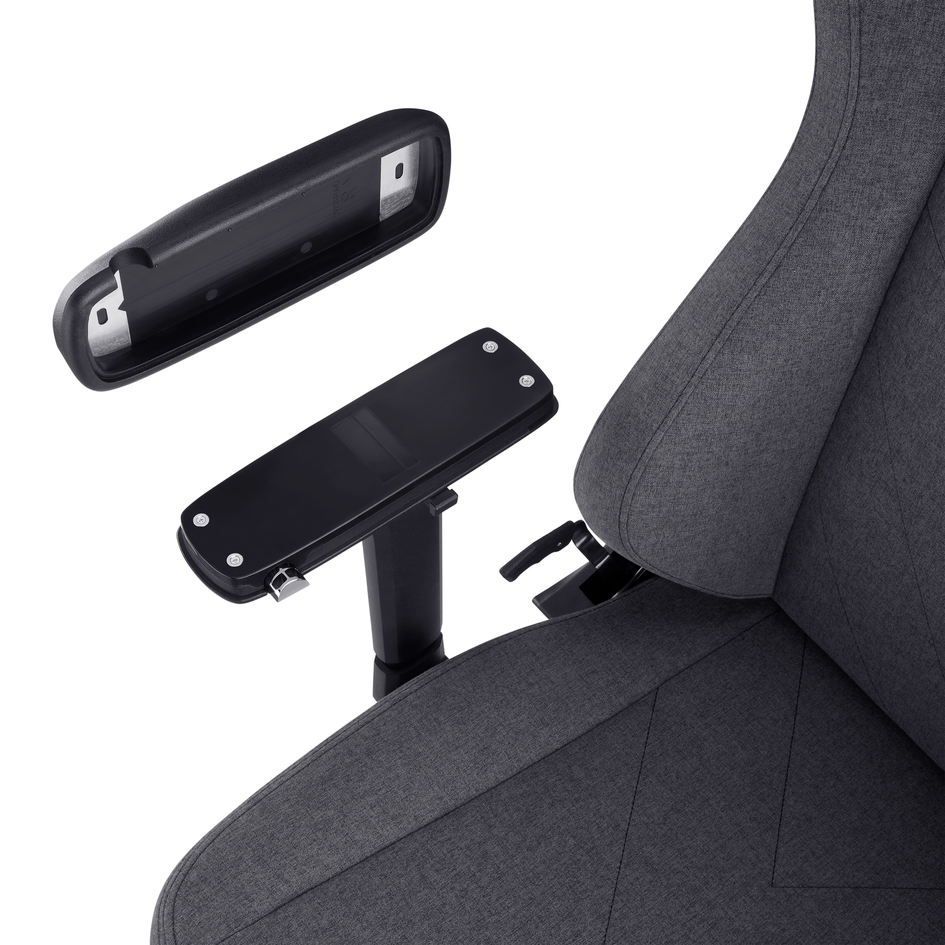 Primer plano de una silla gamer con reposabrazos negros y asiento gris. Un reposabrazos está desmontado.