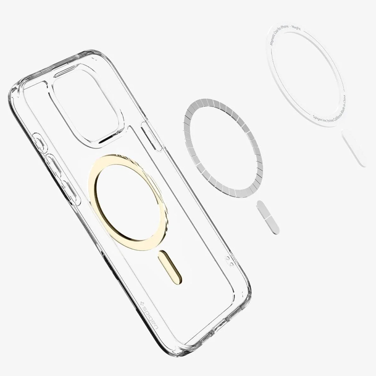 Coque de téléphone transparente avec anneau doré et accessoires magnétiques sur fond blanc. Composants isolés.