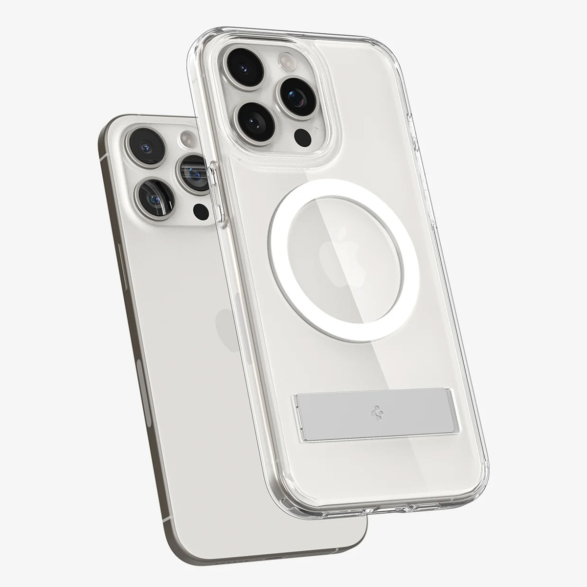 Deux coques de téléphone transparentes avec des téléphones à l'intérieur. Une coque a un anneau blanc et un support. Les téléphones ont plusieurs caméras.