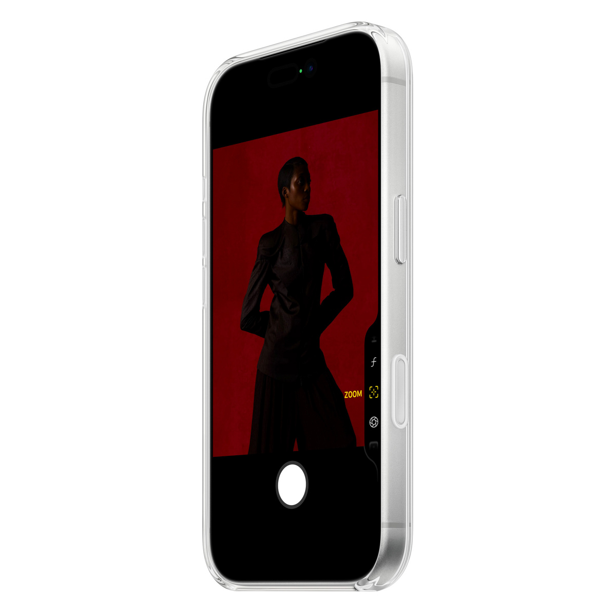 Un telefono mostra una persona in abiti scuri su sfondo rosso. Il telefono è in una custodia trasparente. Interfaccia della fotocamera visibile.