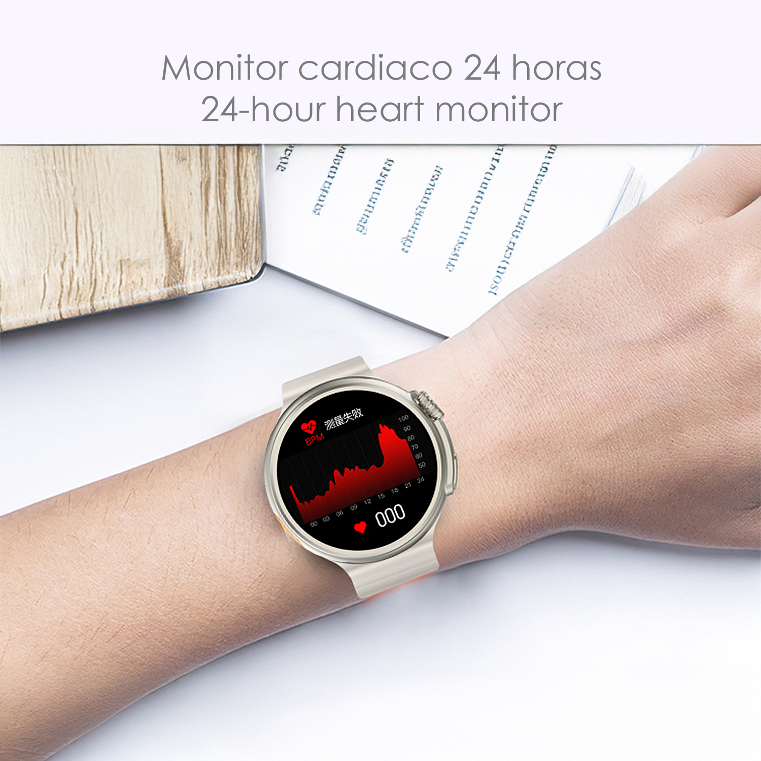 Un polso con uno smartwatch che mostra un grafico della frequenza cardiaca. Il testo sopra recita: monitor cardiaco 24 ore. L'orologio ha un cinturino bianco.