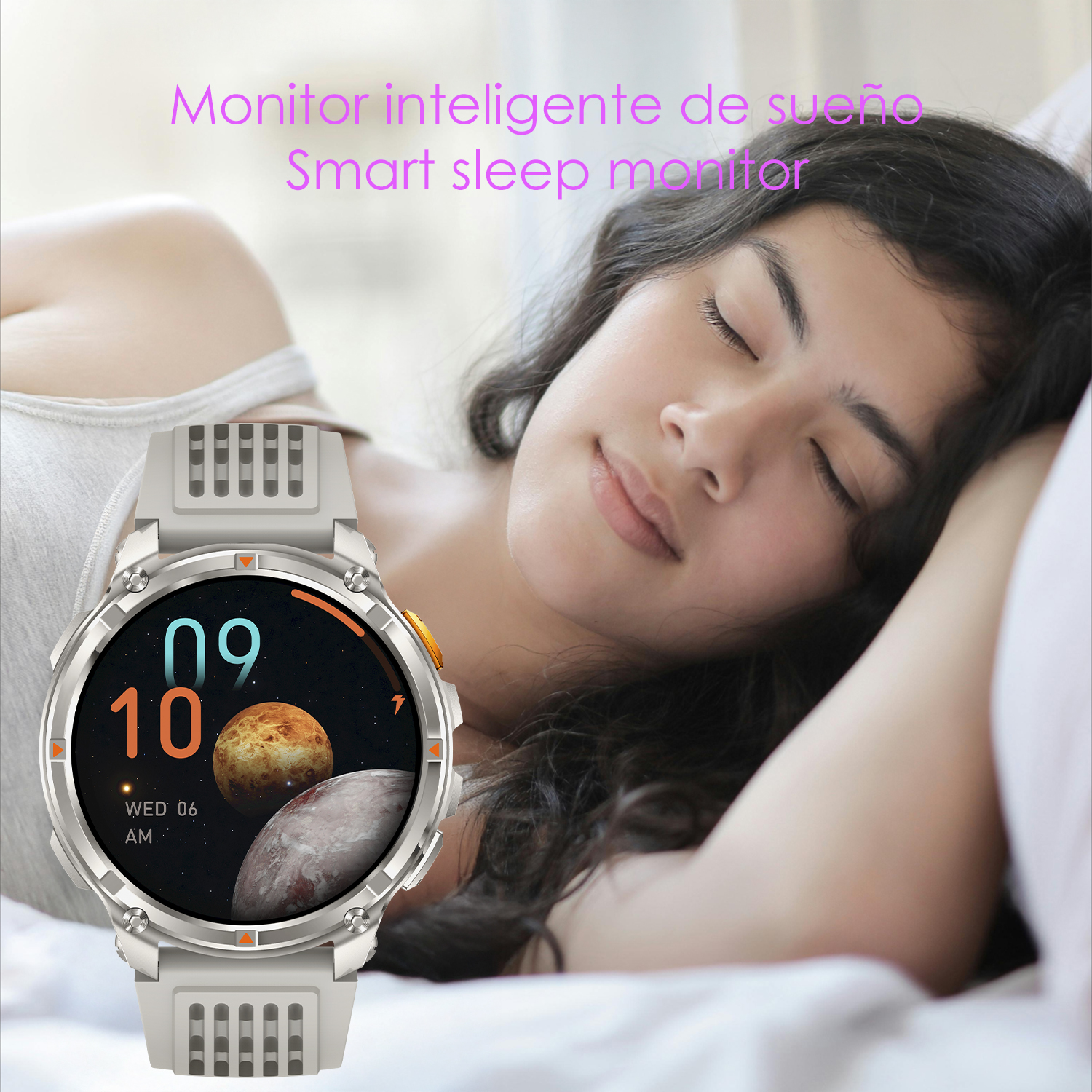 Una donna dorme a letto, uno smartwatch in primo piano. Il quadrante mostra una scena planetaria e l'ora. Testo: 'Smart sleep monitor'.