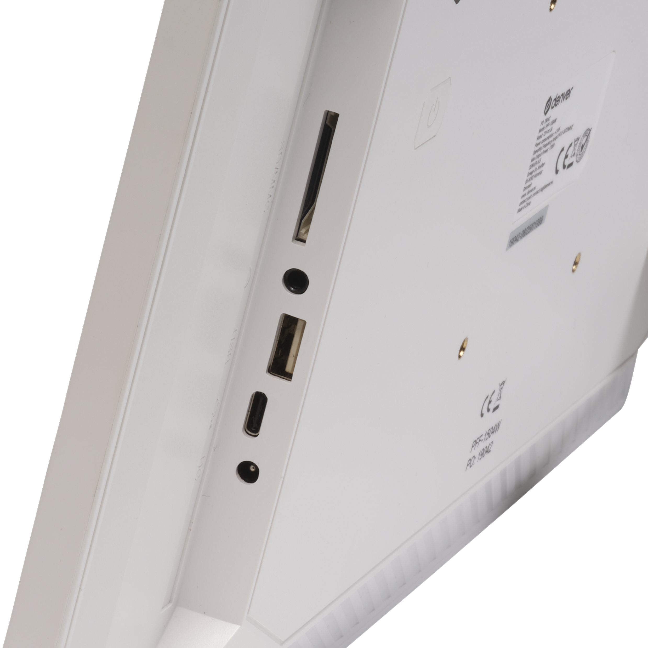 Appareil blanc avec ports. Visibles : SD, USB et charge. Logo Denver visible.