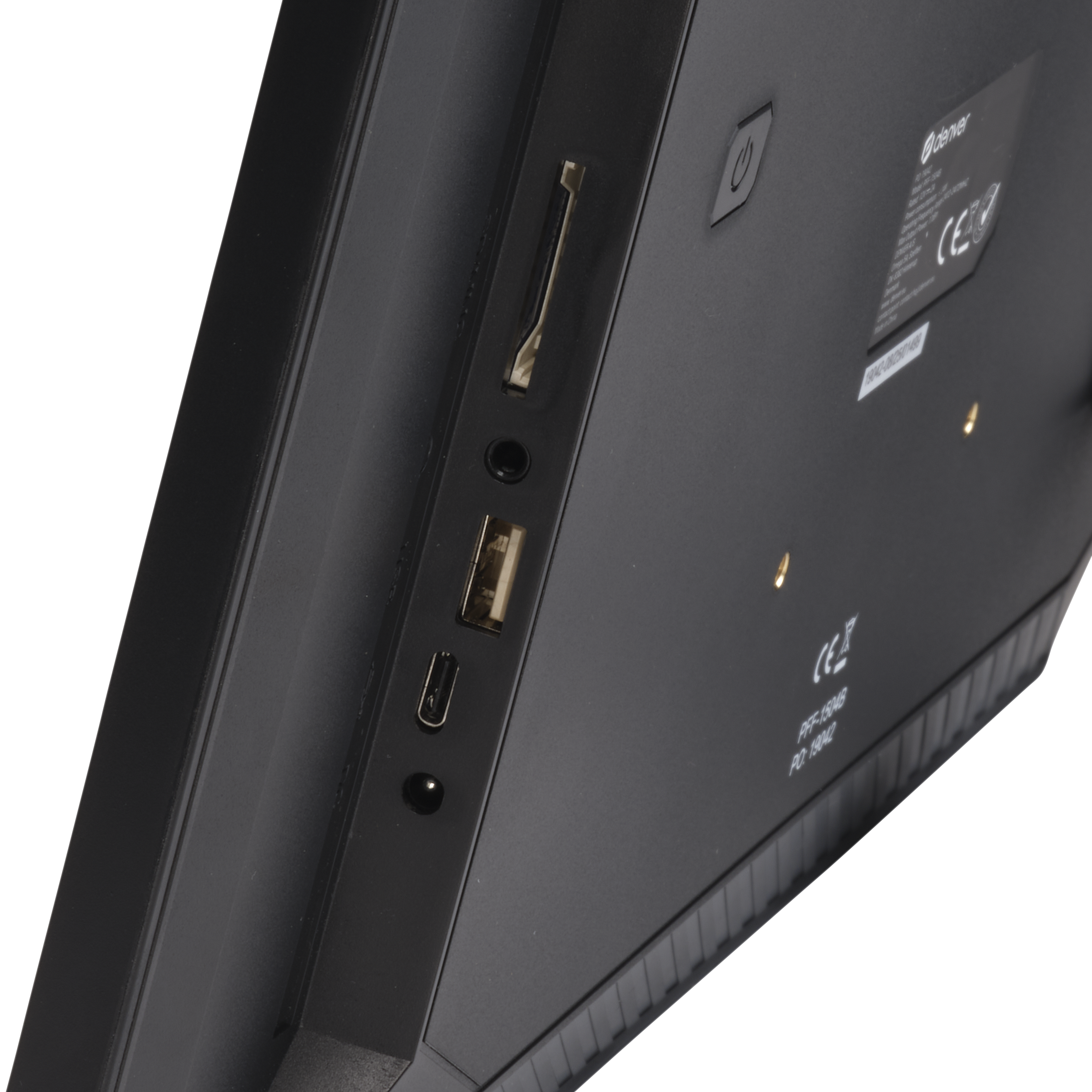 Nahaufnahme eines schwarzen Denver-Geräts. Sichtbare Anschlüsse sind USB, SD-Kartensteckplatz und Stromeingang.