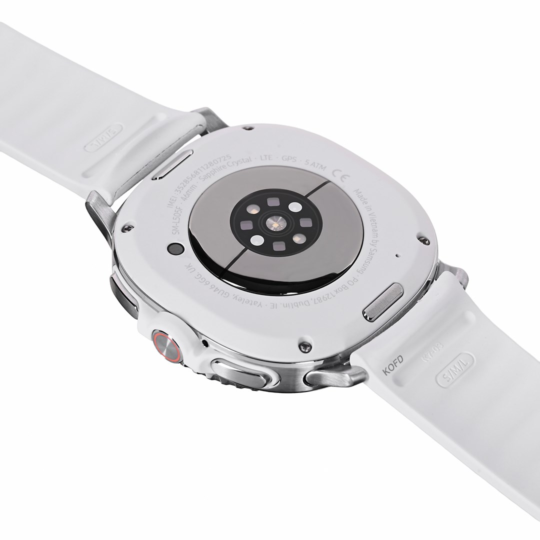Retro di smartwatch bianco, con sensori e cinturino. Dettagli: info modello, GPS e marchi del produttore.