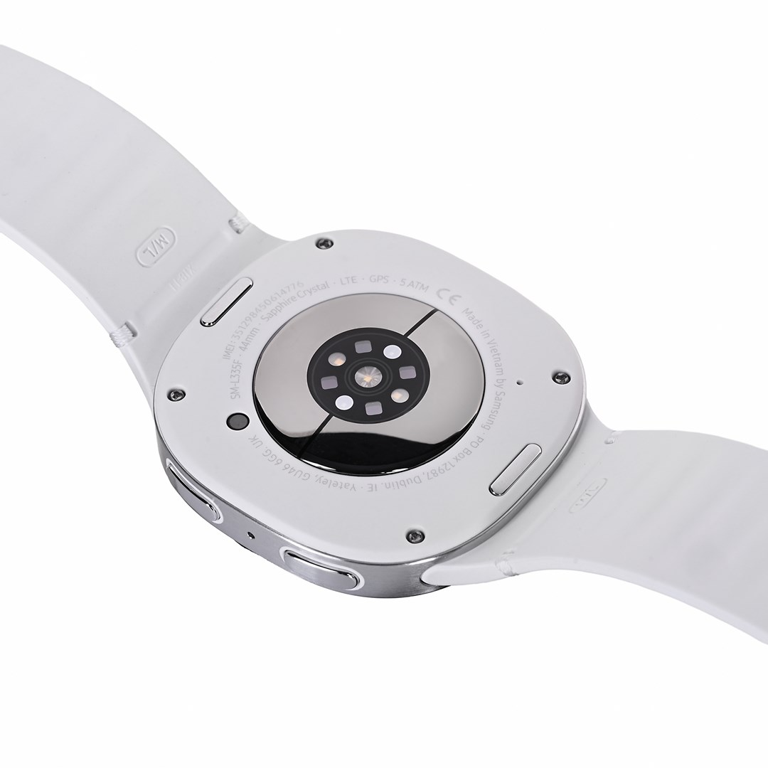 Rückseite einer weißen Smartwatch. Sie hat einen Herzfrequenzsensor und ein weißes Armband. Text zeigt GPS, LTE und weitere Details.