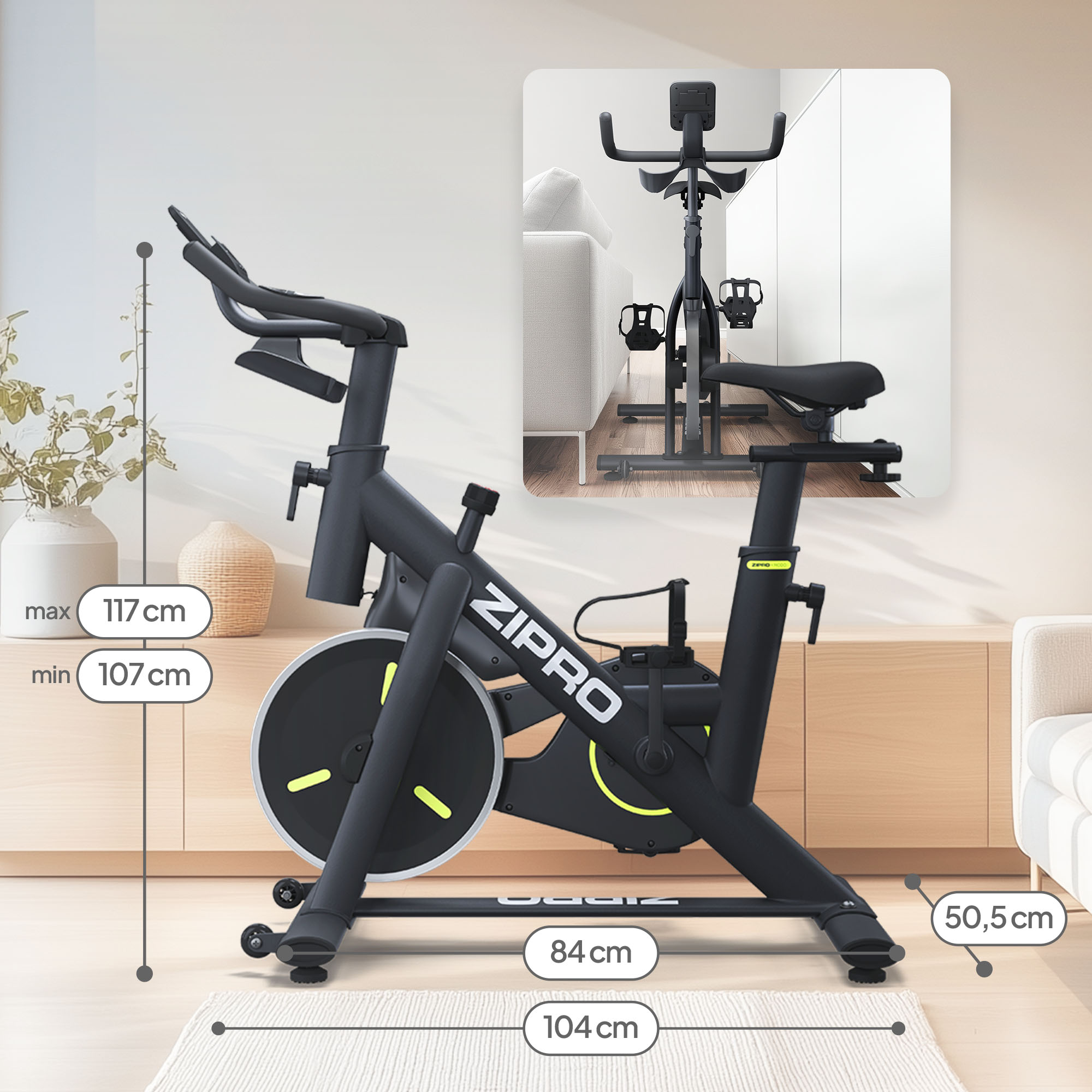 Schwarzes Trainingsfahrrad mit gelben Akzenten. Abmessungen sind angegeben. Im Hintergrund ist ein Wohnzimmer zu sehen.