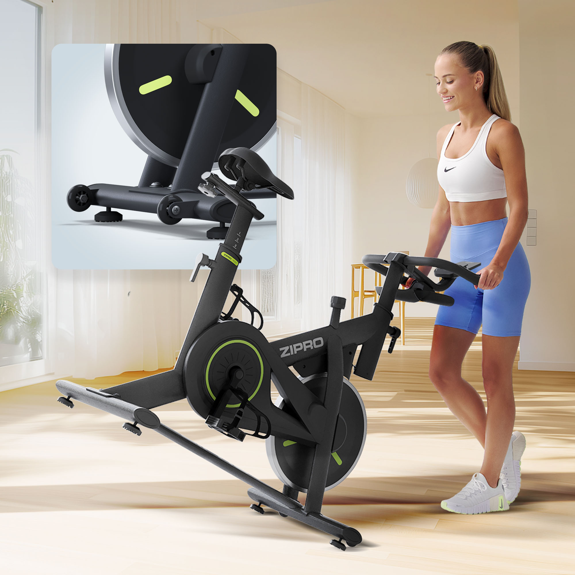 Eine Frau in Sportkleidung steht in der Nähe eines schwarzen Heimtrainers. Das Fahrrad hat einen grünen Kreis auf dem Rad und steht auf Holzboden.