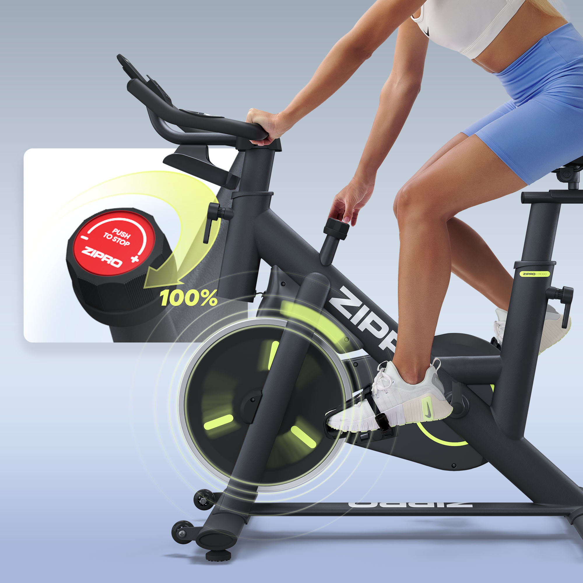 Frau auf einem Heimtrainer, die den Widerstand einstellt. Das Fahrrad ist schwarz. Sie trägt Shorts und ein weißes Top.