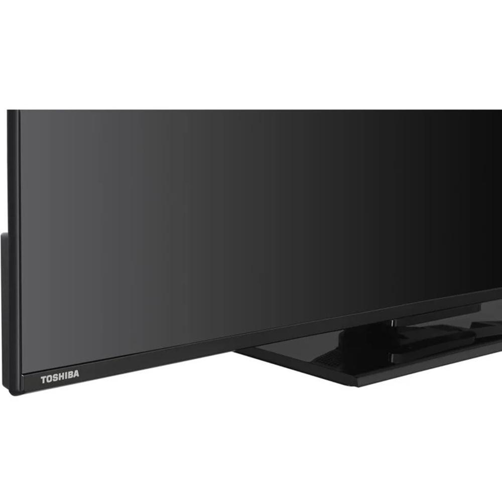 Primer plano de un televisor Toshiba negro. La pantalla está oscura, con el logotipo de Toshiba visible en la esquina inferior izquierda.