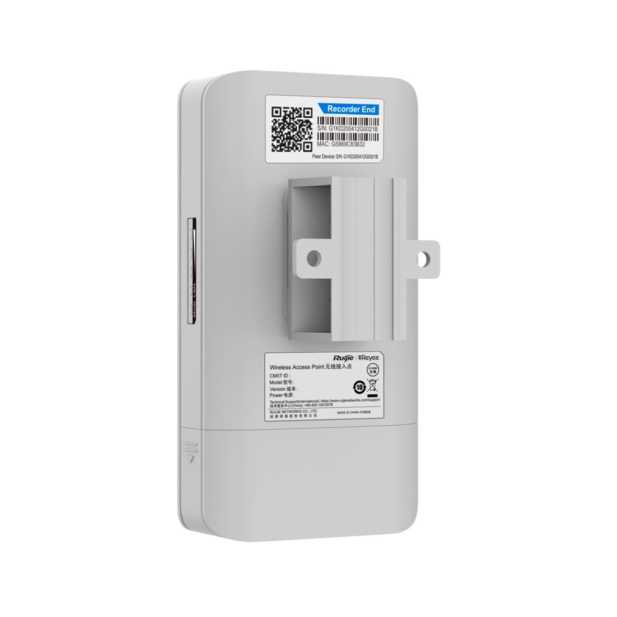 Un punto de acceso inalámbrico blanco con etiquetas y un soporte. Las etiquetas muestran texto y códigos QR. El fondo es blanco.