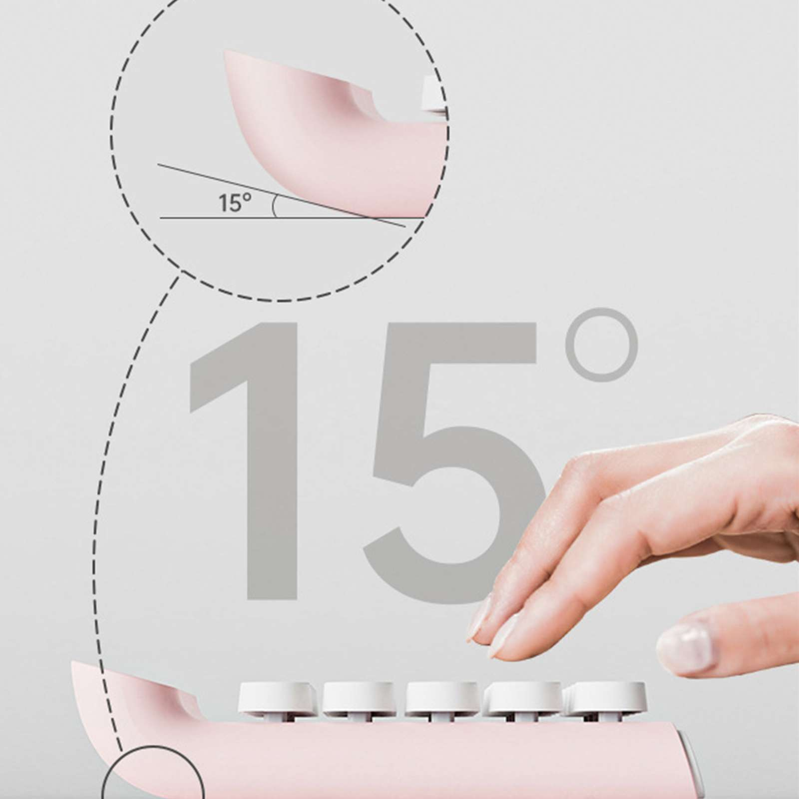 Eine Hand berührt eine Tastatur. Das Bild hebt einen 15-Grad-Winkel hervor. Rosa Tastatur und weißer Hintergrund.