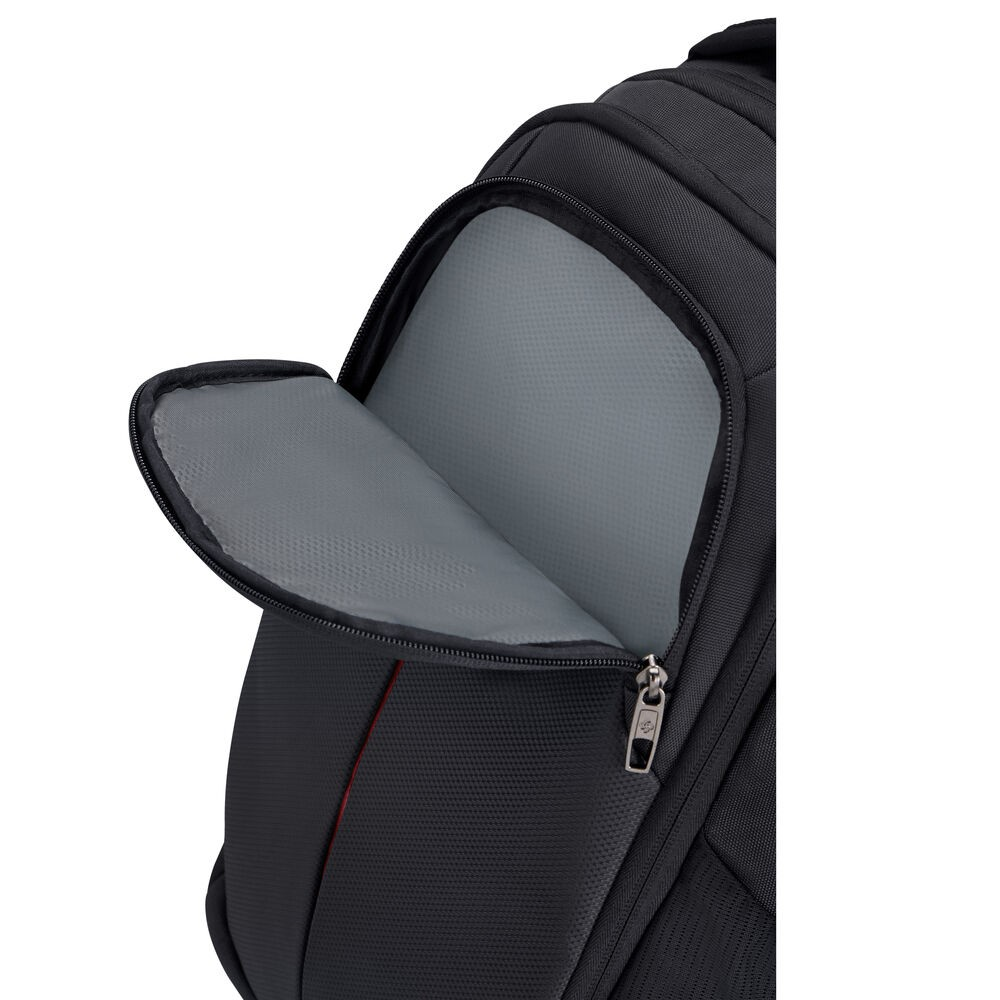 Nahaufnahme eines schwarzen Rucksacks mit offener Tasche. Der Innenraum ist grau, mit einer roten Akzentlinie an der Seite.