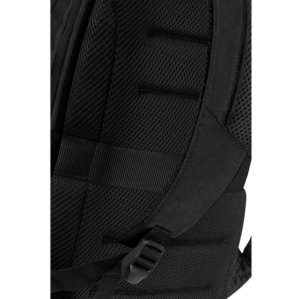 Nahaufnahme eines schwarzen Rucksacks. Details umfassen Mesh-Gewebe, Riemen und eine Kunststoffschnalle. Der Fokus liegt auf der Oberfläche.
