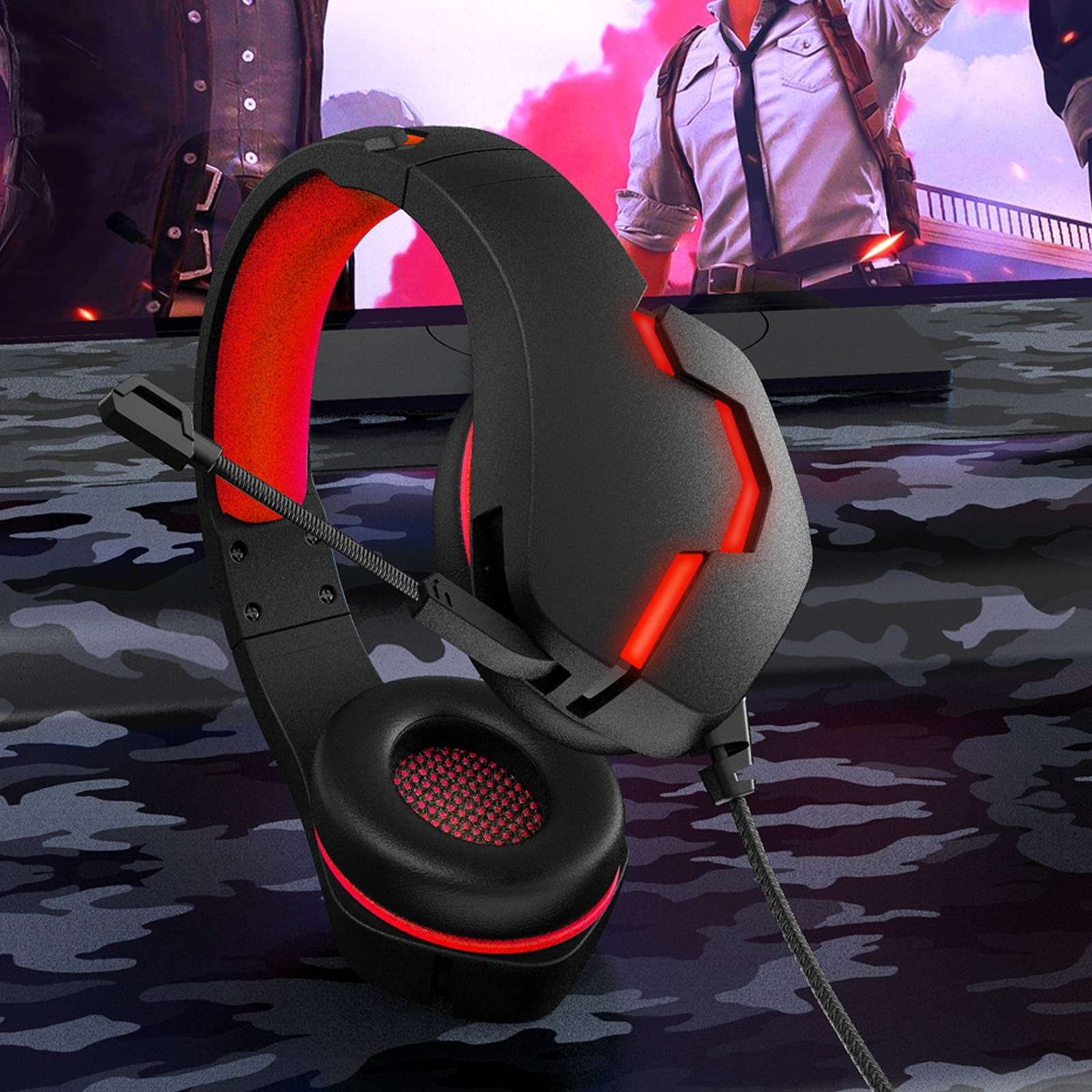 Schwarzes Gaming-Headset mit roten Akzenten, Mikrofon und einem Camouflage-Muster im Hintergrund.