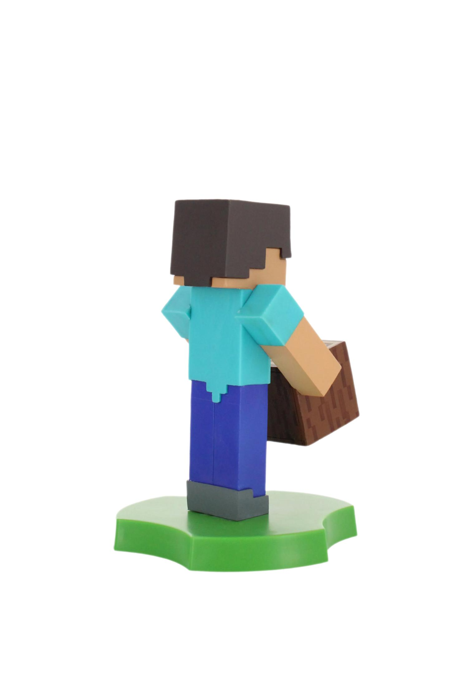 Eine Minecraft-Steve-Figur, die einen Holzblock hält und auf einem grünen Sockel vor weißem Hintergrund steht.