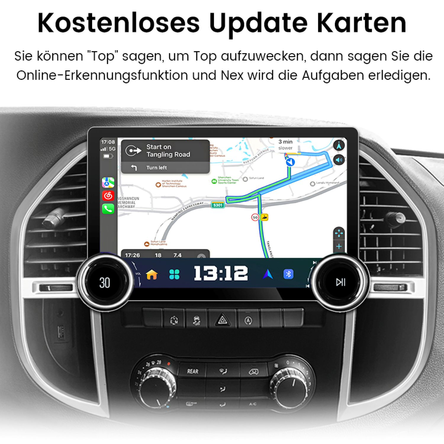 Auto-Armaturenbrett mit Navigationskarte, Uhrzeit und Bedienelementen. Bildschirm zeigt Routenführung mit Straßennamen.