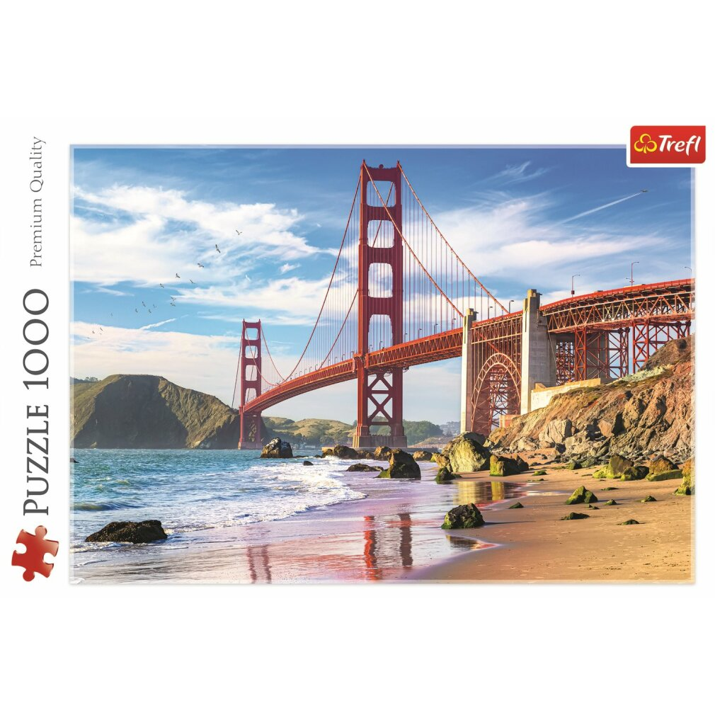El Golden Gate Bridge cruza la bahía. Puente rojo con cielo azul, agua y playa. Colinas al fondo. Rompecabezas 1000.