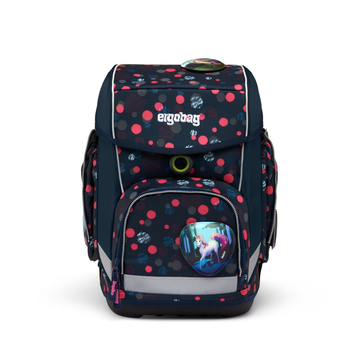 Ein marineblauer Schulrucksack mit roten und grauen Tupfen. Er hat einen Einhorn-Aufnäher und den Markennamen 'ergobag'.