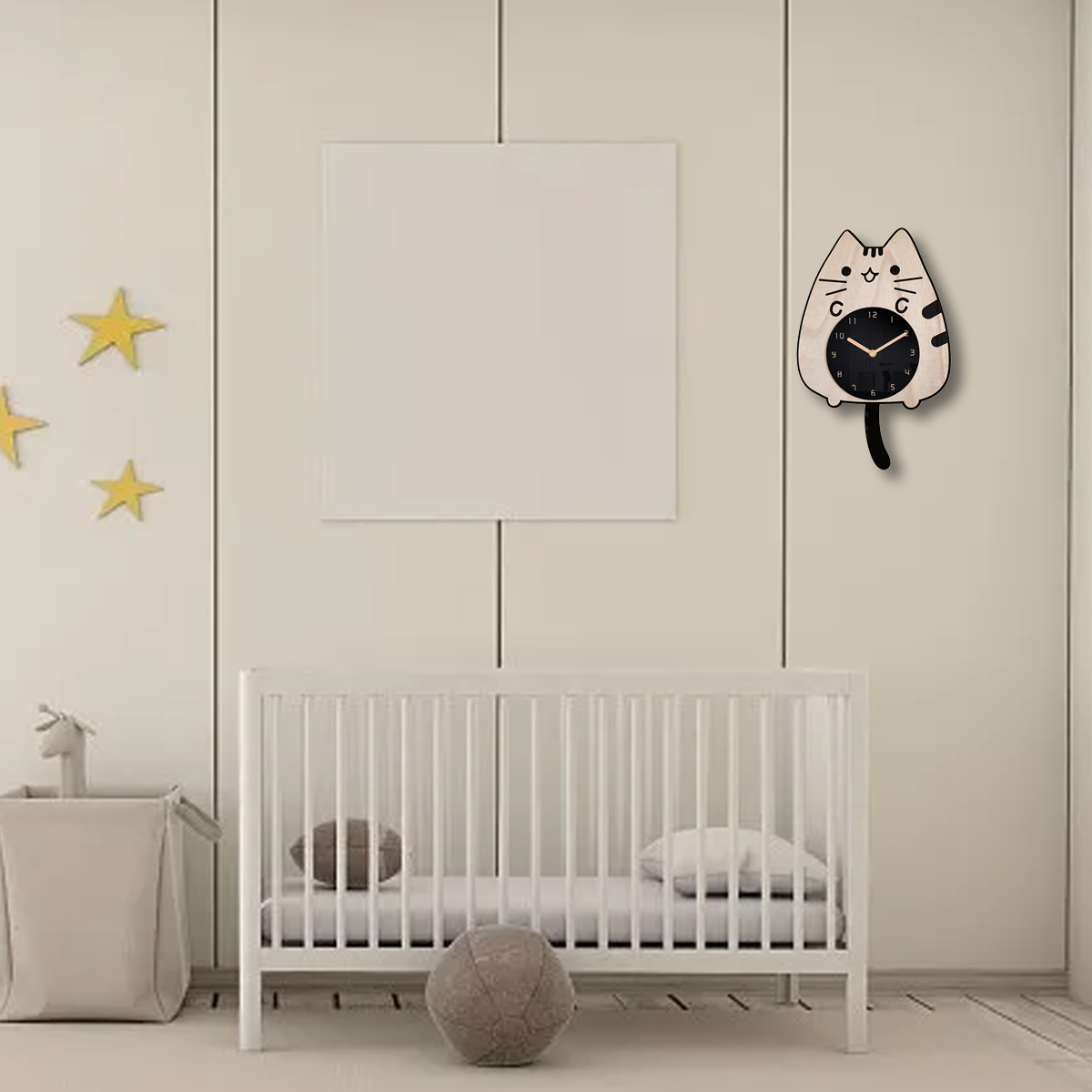 Ein Kinderzimmer mit einem weißen Kinderbett, einer katzenförmigen Uhr, Sternen, einem grauen Korb und einem weißen Bild an der Wand.