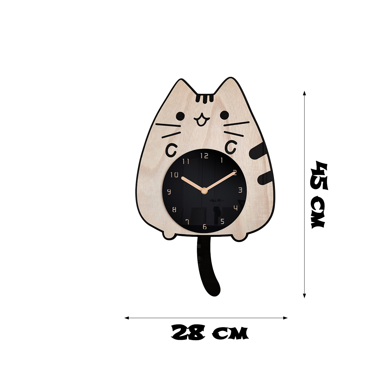 Eine katzenförmige Wanduhr aus Holz mit schwarzem Zifferblatt. Die Abmessungen sind 45 cm hoch und 28 cm breit. Sie hat einen schwarzen Schwanz.