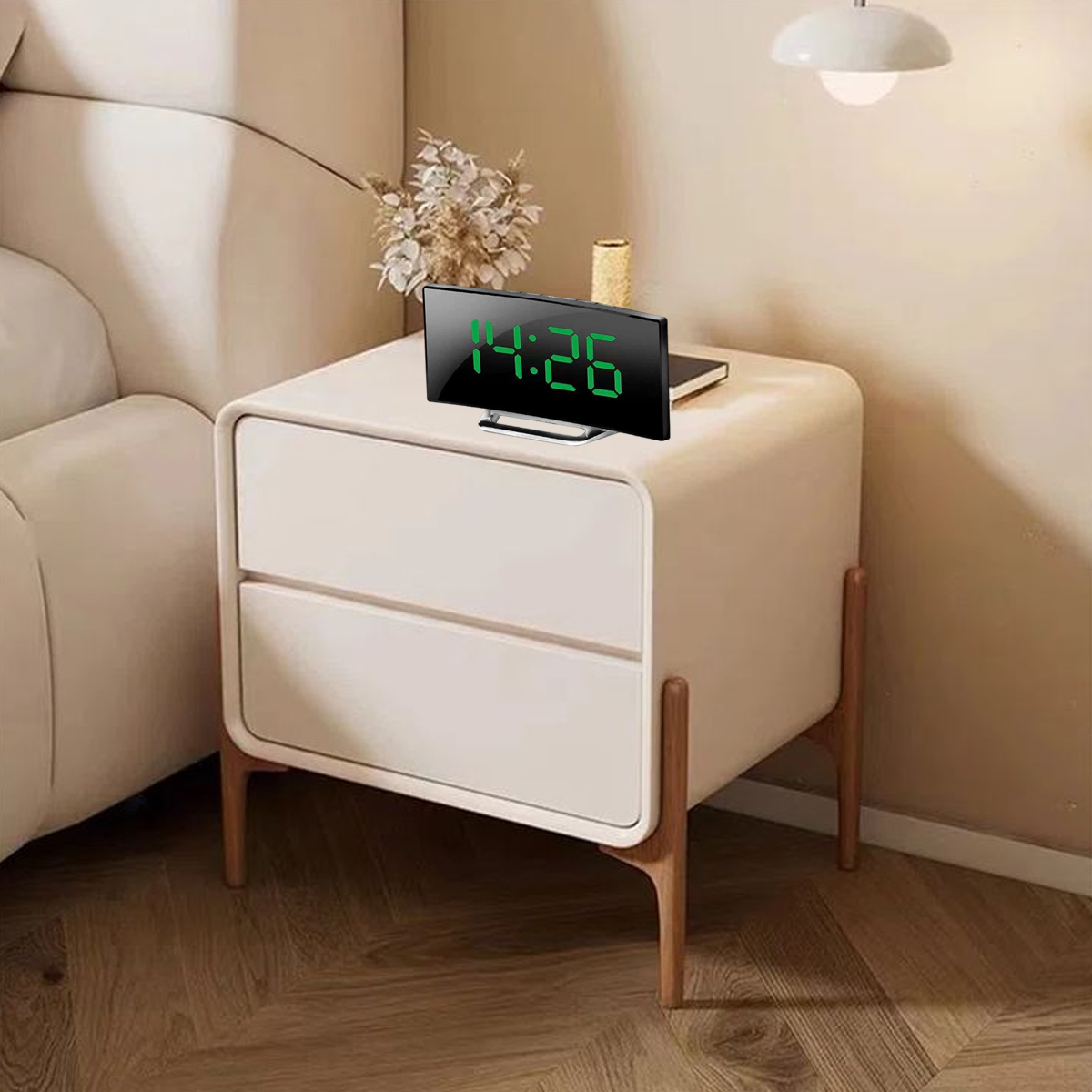 Ein Nachttisch mit einer Digitaluhr, die 14:26 anzeigt. Darüber hängt eine Lampe. Beige Wände und Holzboden vervollständigen die Szene.