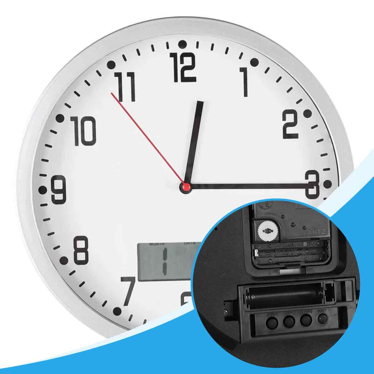 Eine weiße Uhr mit schwarzen Zahlen und Zeigern. Ein kleines Digitaldisplay zeigt '1'. Eine vergrößerte Ansicht zeigt das Batteriefach der Uhr.
