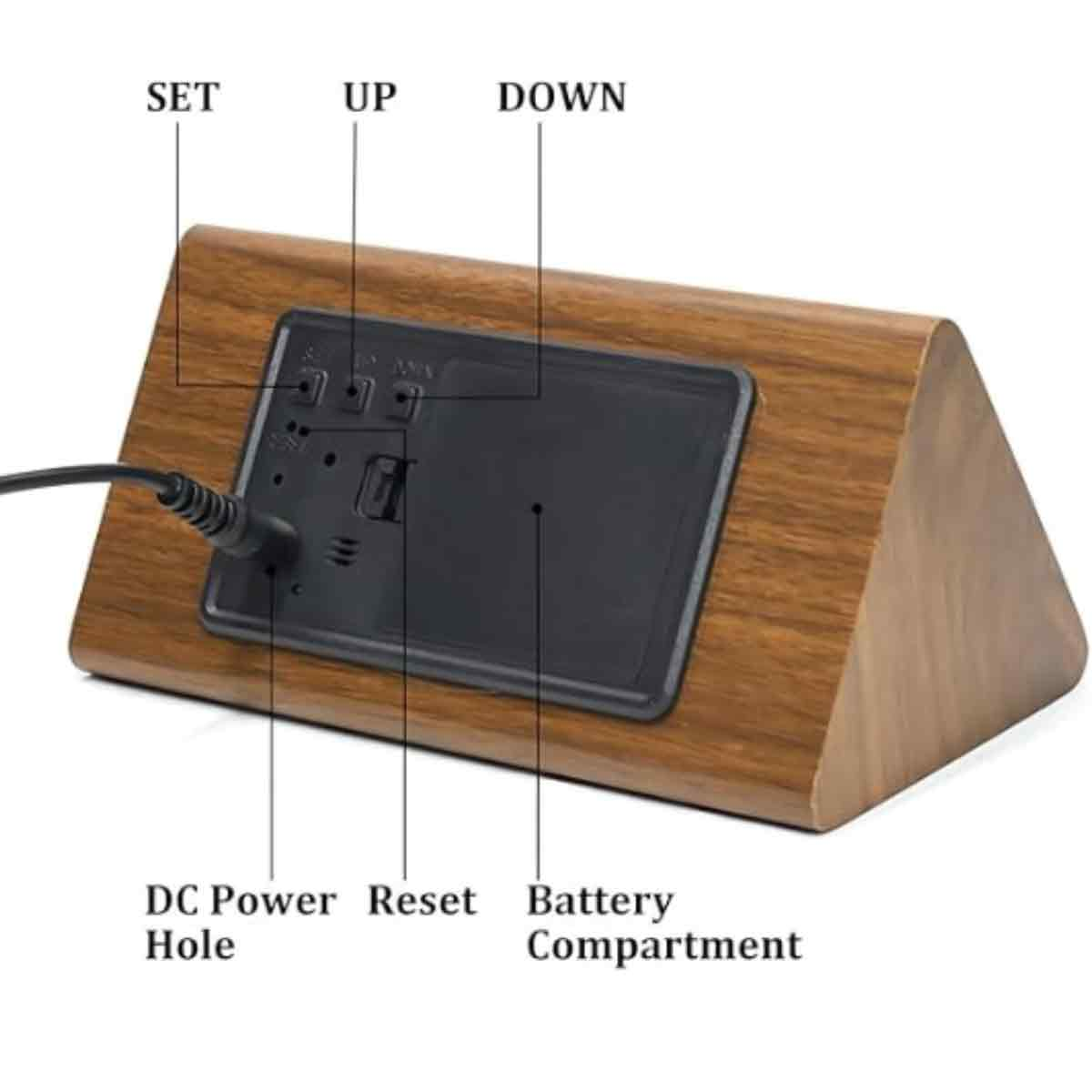 Holz-Dreiecks-Wecker. Hat 'SET', 'UP', 'DOWN' Tasten, DC-Strom, Reset-Taste und Batteriefach.