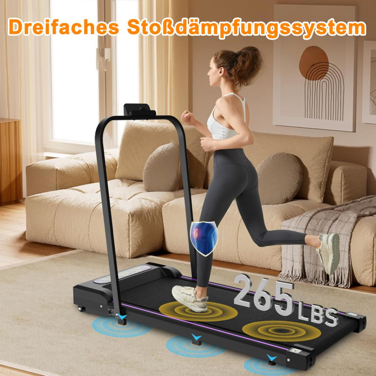 Eine Frau läuft auf einem Laufband. Die Maschine zeigt 265 lbs. Der Hintergrund zeigt ein Sofa und eine Decke.