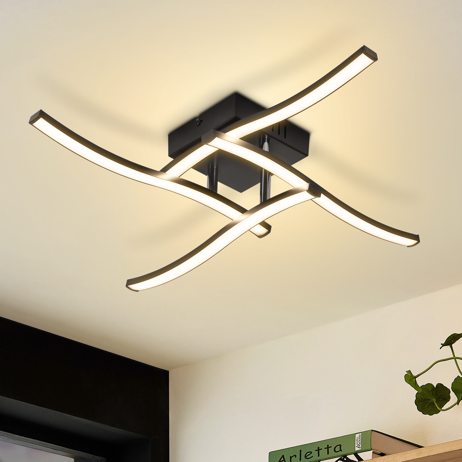 Eine moderne Deckenleuchte mit gebogenen schwarzen Armen und hellen weißen LEDs, an der Decke.