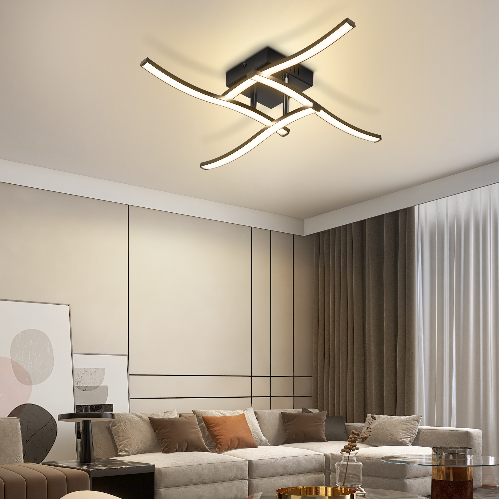 Ein modernes Wohnzimmer mit Deckenleuchte, Sofa, Vorhängen und Kunstwerken. Der Raum ist gut beleuchtet und stilvoll.