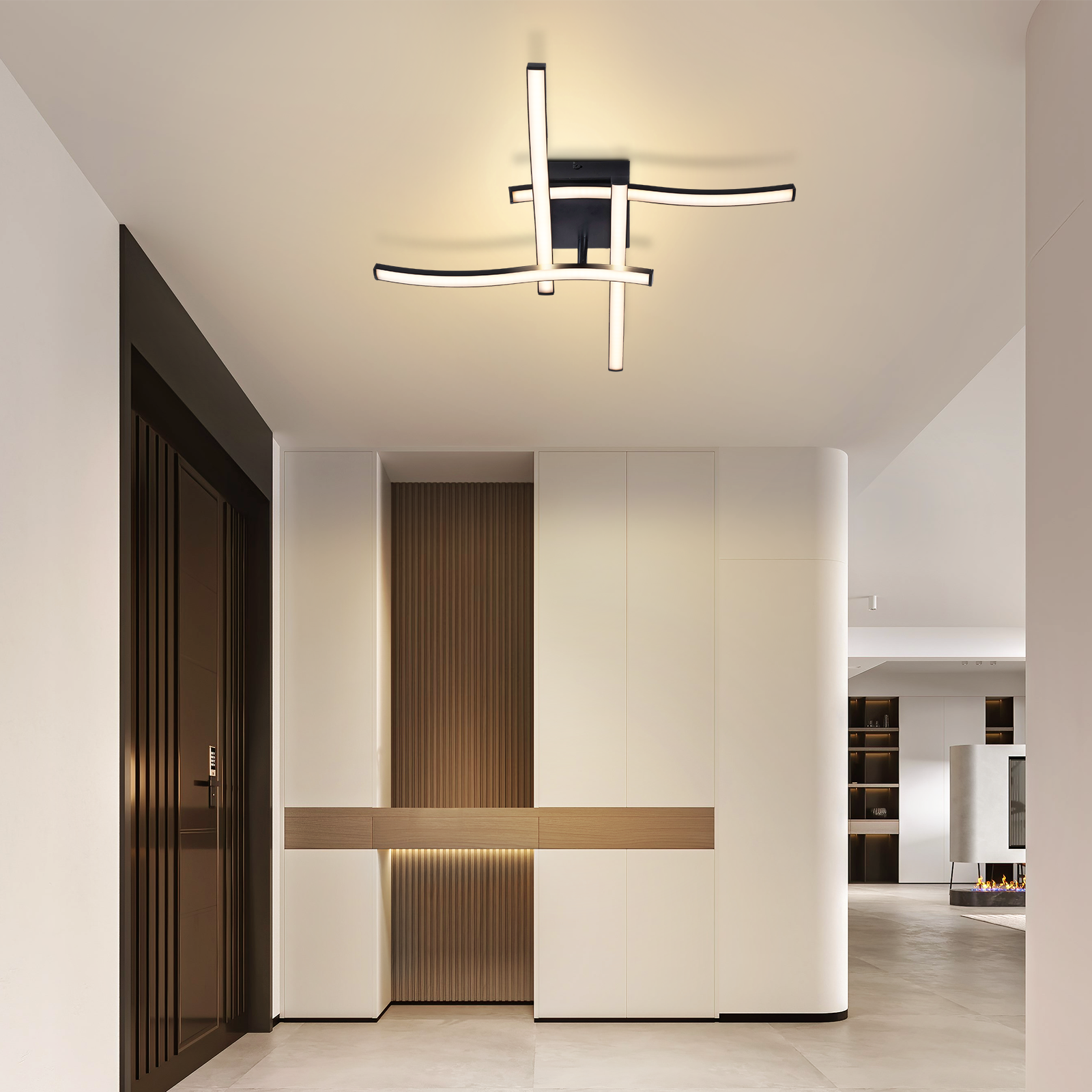 Modernes Interieur mit Deckenbeleuchtung. Weiße Wände und Schränke mit Holzakzenten. Eine Tür befindet sich links.