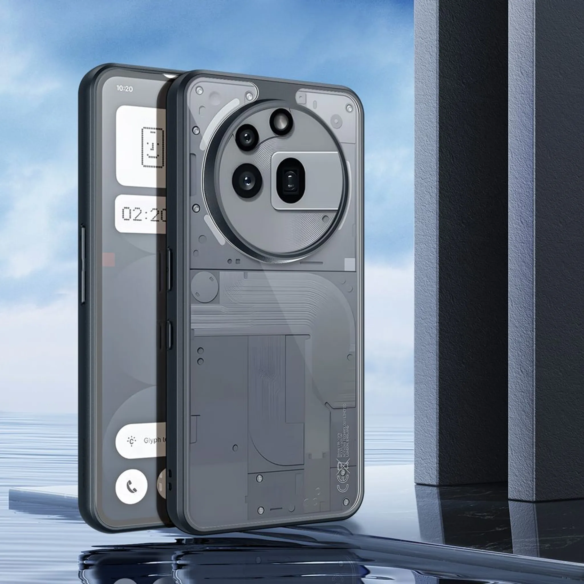Zwei Smartphones in transparenten Hüllen. Eines zeigt eine Uhr. Der Hintergrund ist ein blauer Himmel und schwarze Strukturen.