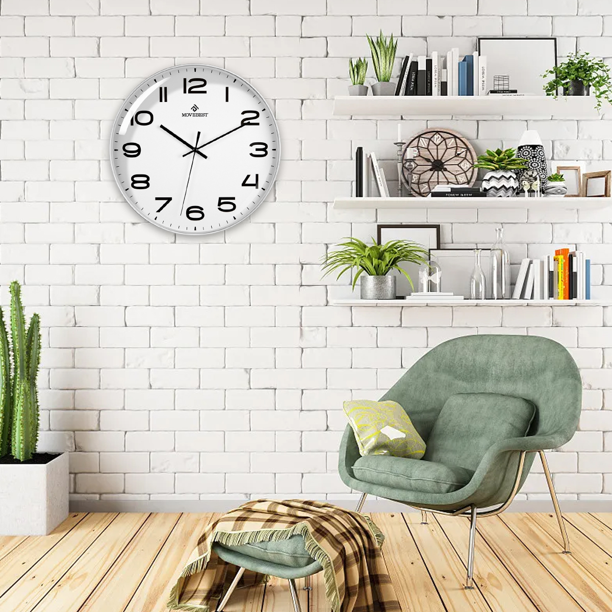 Eine weiße Wanduhr hängt an einer weißen Backsteinmauer. Ein grüner Stuhl mit einer Decke steht auf dem Holzboden. Regale mit Gegenständen sind sichtbar.