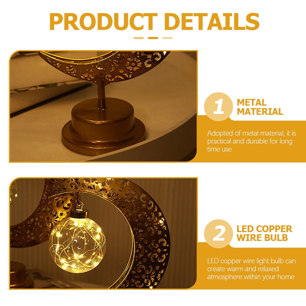 Goldene Metalllampe mit Monddesign. Eine runde Glühbirne mit kleinen Lichtern hängt am Mond. Text: Produktdetails.