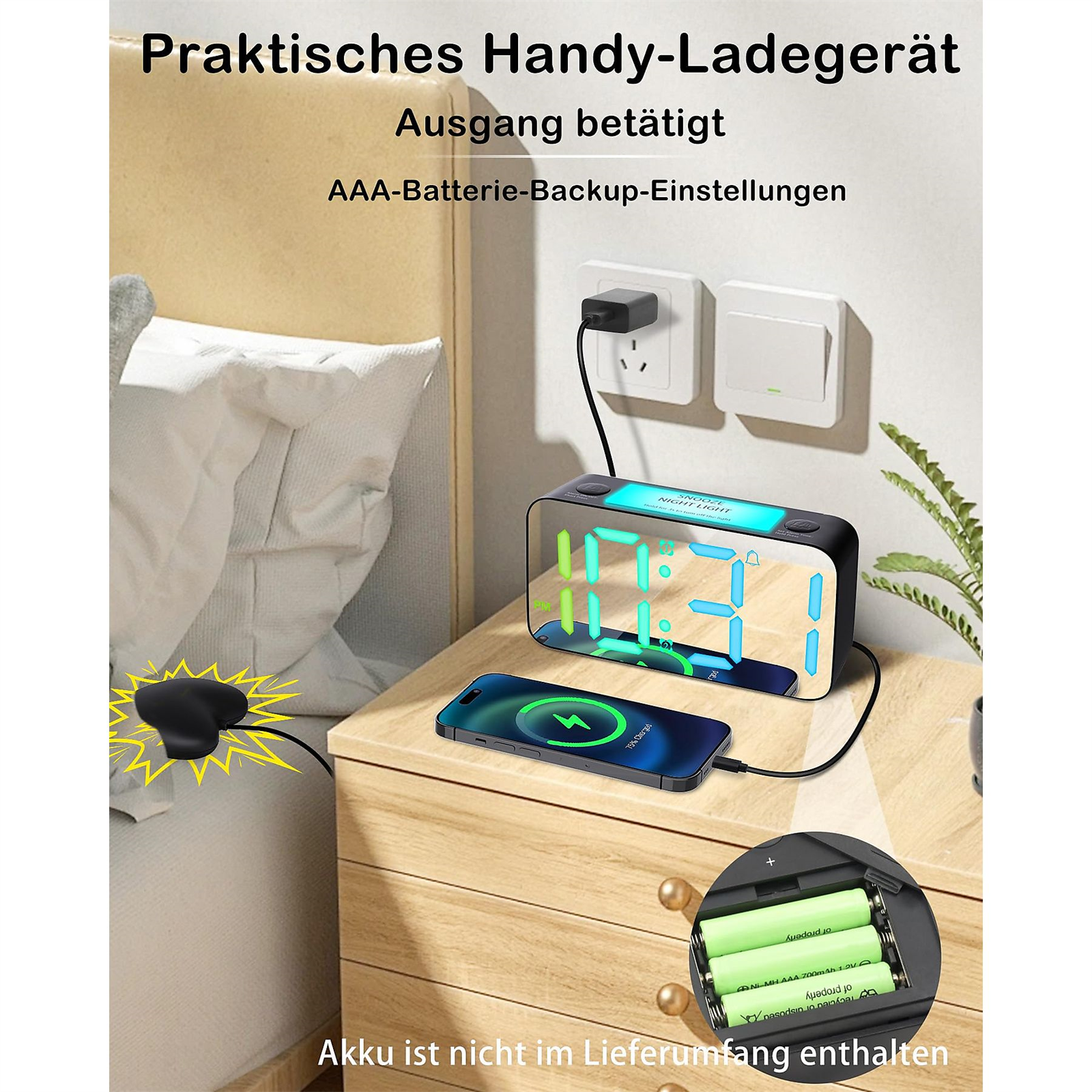 Ein Nachttisch mit Uhr, Telefonaufladung und Steckdose. Die Uhr zeigt die Uhrzeit an. Ein Telefon wird geladen.