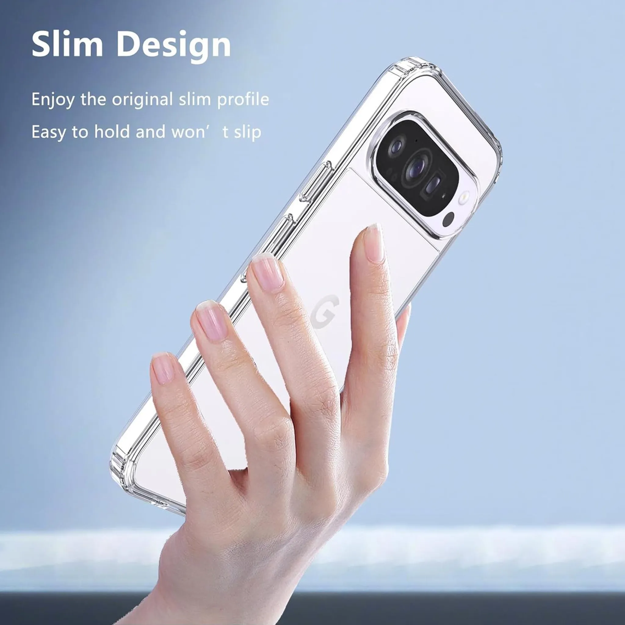 Eine Hand hält eine transparente Handyhülle. Die Hülle befindet sich auf einem Telefon mit Kameralinsen. Der Hintergrund ist hellblau.