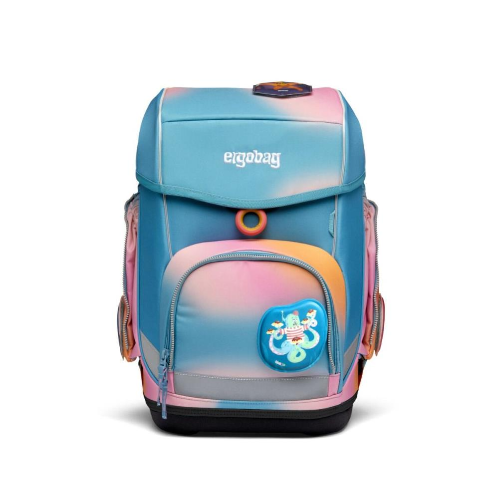 Ein bunter Rucksack mit Farbverläufen, mit einer Vordertasche mit einem Seeungeheuer-Aufnäher und dem Markennamen 'ergobag'.