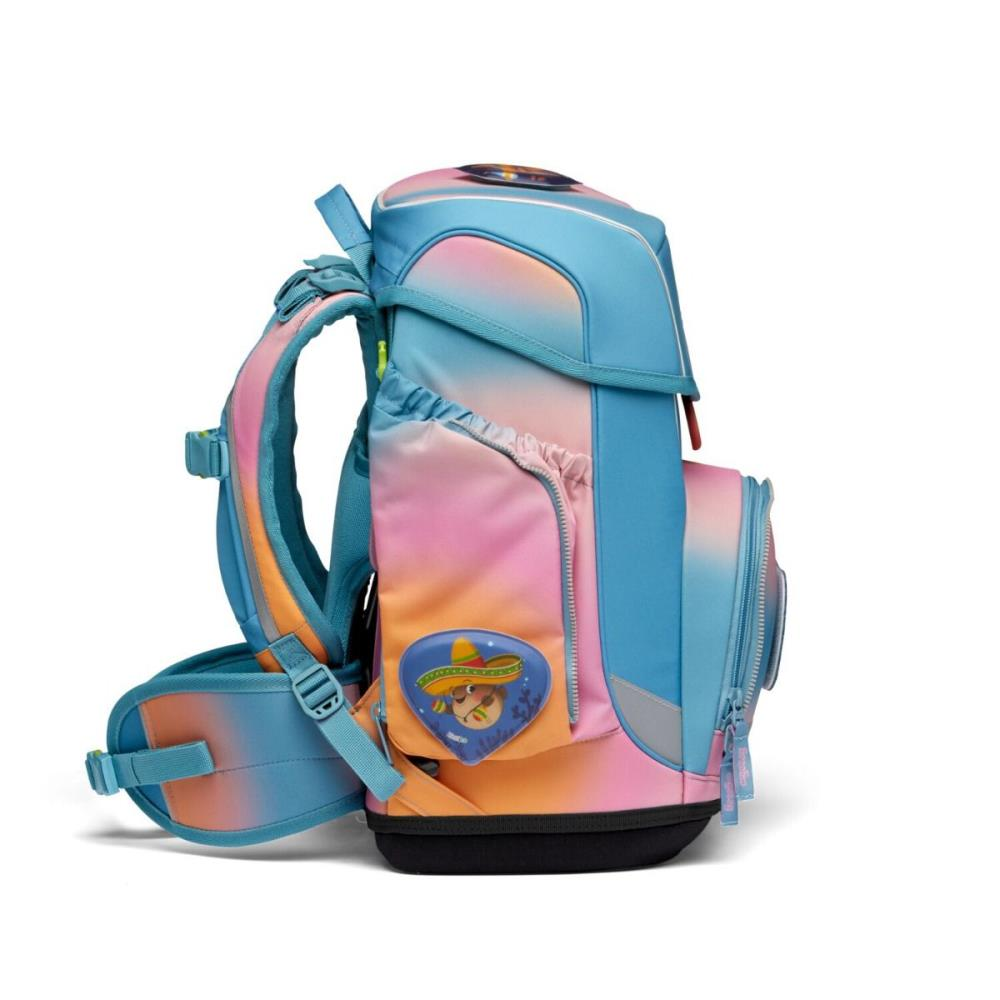 Ein bunter Rucksack mit Farbverläufen in Blau, Rosa und Orange. Mit Sombrero-Patch und schwarzem Boden.
