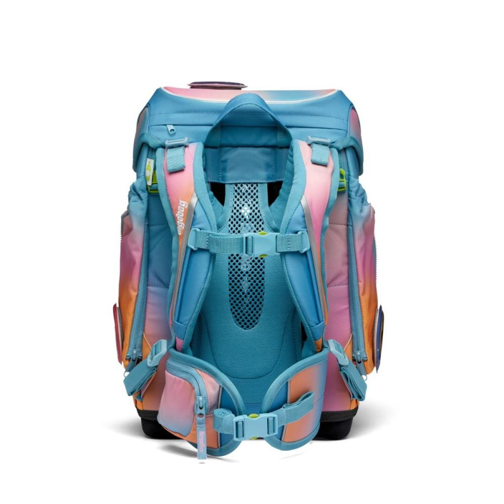 Ein farbenfroher Rucksack mit Blau-, Rosa- und Orangetönen. Er hat mehrere Fächer, Riemen und Schnallen. Der Hintergrund ist weiß.